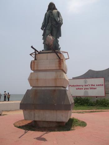 File:DUPLEIX STATUE - PONDICHERRY BEACH.JPG - Wikimedia Commons