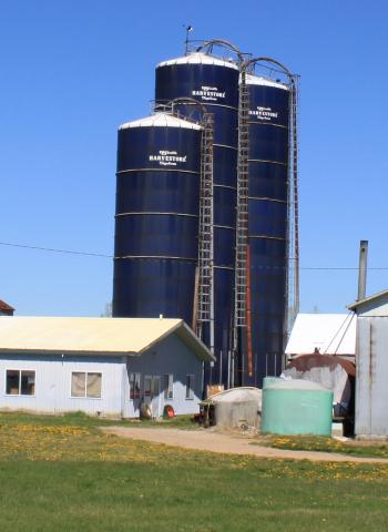 File:Harvestore Silos Britton Michigan.JPG - Wikimedia Commons