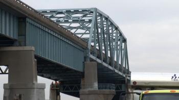 Cracks in Support Beams Close Lanes on Route 3 Bridge - YouTube