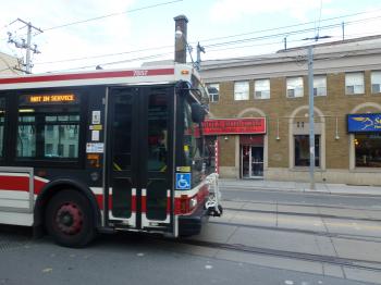 Bus short-turning at Parliament and Queen, 2013 10 23