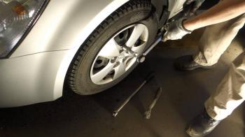 How to fasten and tighten wheel bolts in right way car and truck ...