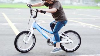 Teach your kid to ride a bike in 9 minutes - YouTube