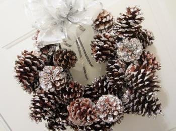DIY Glitter Pinecone Christmas Wreath - YouTube