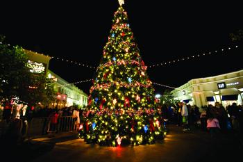 File:December on the Red Louisiana Boardwalk Giant Christmas Tree 2 ...
