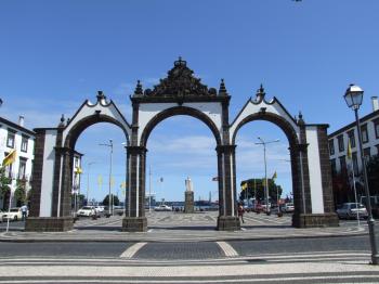 File:Ponta Delgada - City Gate.JPG - Wikimedia Commons