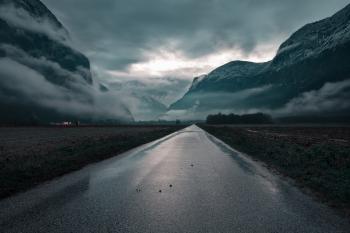 Road through wandering clouds / 2048 x 1365 / Mountains ...