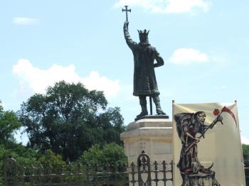 File:Stefan cel Mare monument and anti-communist poster.jpg ...