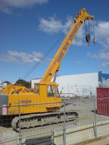 File:Construction Crane New Lynn Trench.jpg - Wikimedia Commons