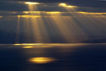 Crepuscular rays - Wikimedia Commons