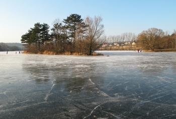 File:Frozen pond Papez in Dobris (1).jpg - Wikimedia Commons