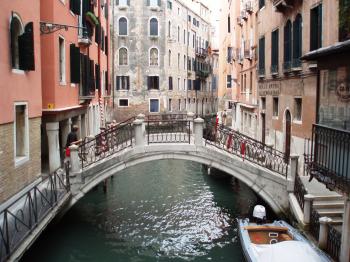 Discover the channels in Venice
