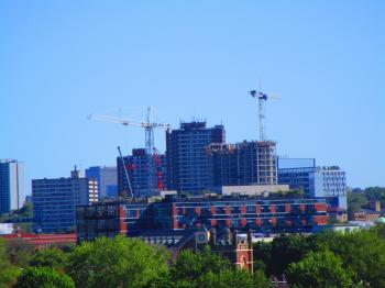 Distant construction crane on Toronto's skyline 2017 06 07 -b