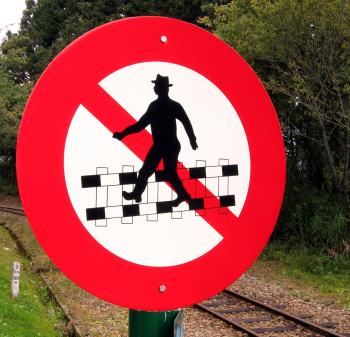 Do Not Cross Railtracks!