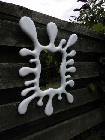 We found this mirror very hard to photograph, but in this one, the ...