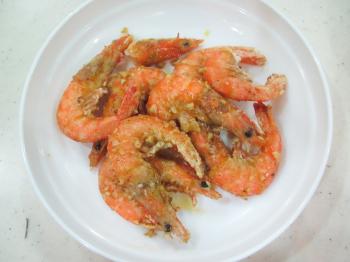 How to Make Crispy Prawns With Garlic and Chilli Butter: 6 Steps