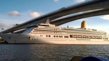 P&O Aurora under gateway motorway bridge Brisbane - YouTube