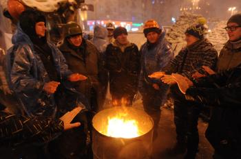 File:Euromaidan suporters getting warm near a spontaneus fireplace ...