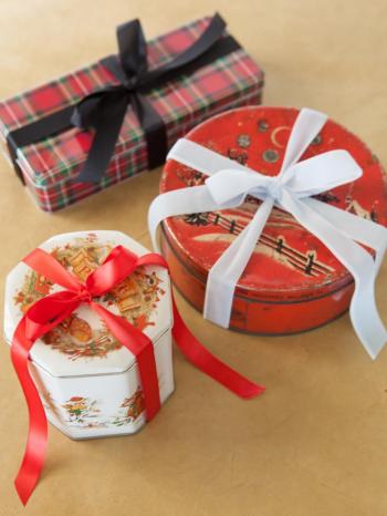 How to Wrap Gifts in Vintage Cookie Tins | how-tos | DIY