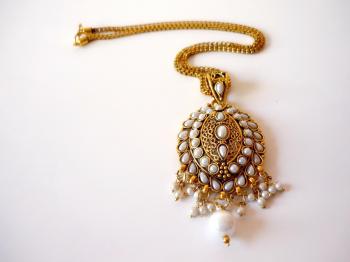 Gold and pearl necklace