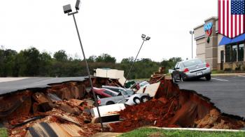 Cars fall into giant hole at Mississippi IHOP parking lot, experts ...
