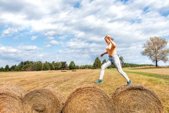 12 Photos of Gorgeous Hay Bale Fields Because #CountryLife