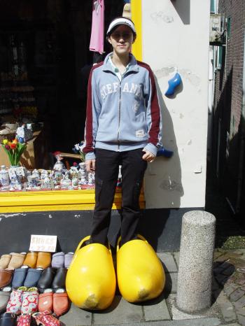 2005年8月8日01 Big-legged Meimei wearing big wooden shoes.jpg01 Big ...