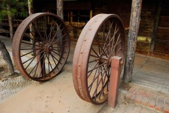Iron Wagon Wheel Dutch Frontier
