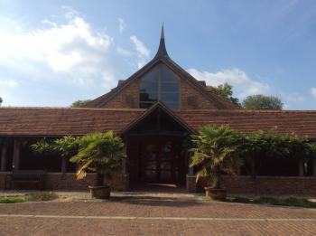Amaravati Buddhist Monastery: Building Buddhism in brightness and ...