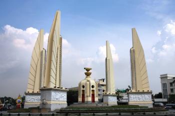 File:Democracy monument, Bangkok, Thailand.jpg - Wikimedia Commons
