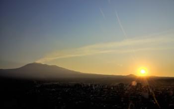 Mount Etna Volcano Dawn at Paternò Sicilia Italy - Creative Commons by gnuckx