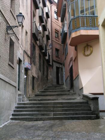 File:Toledo narrow street.jpg - Wikimedia Commons
