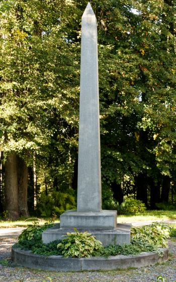 File:Serednikovo-obelisk-1.jpg - Wikimedia Commons