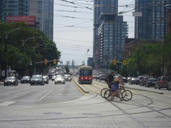 Old CLRV appraching King and Spadina, 2014 08 31 (4)