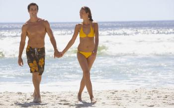 Couple On The Beach : Wallpapers13.com