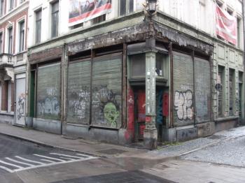 File:House at the corner with graffiti Antwerpen.JPG - Wikimedia Commons