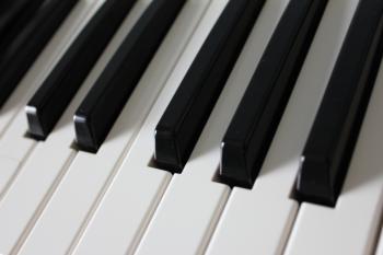 File:Piano Keys.JPG - Wikimedia Commons