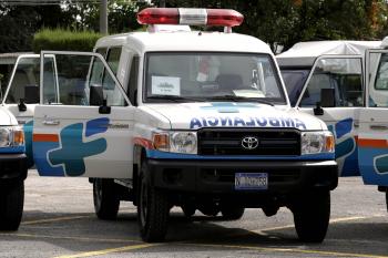 Presidente entrega 10 ambulancias a Fosalud