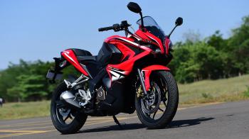 Bajaj Pulsar RS 200 2017 - Price, Mileage, Reviews, Specification ...