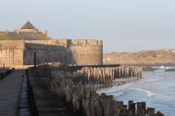 File:Saint-Malo - château depuis le Sillon.jpg - Wikimedia Commons