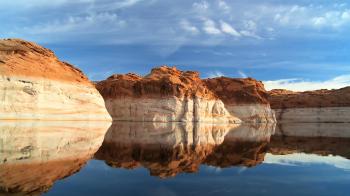 The mirror clear waters of Lake Powell with colored layers in ...