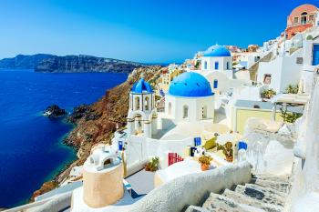 Oia (Ia) village on Santorini island, Greece © mbbirdy/GettyImages ...