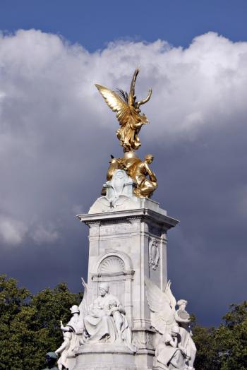 Sculptures outside of Buckingham Palace