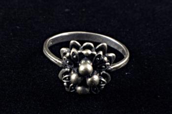 Silver ring with flower decoration