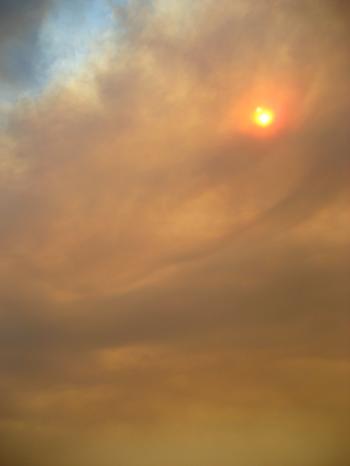 File:Sun in smoke filled sky due to SoCal fires 2007.jpg - Wikimedia ...