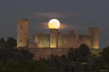 APOD: 2016 December 19 - Supermoon over Spanish Castle