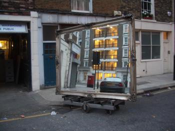 File:Mirror in kings Cross.2005.jpg - Wikimedia Commons