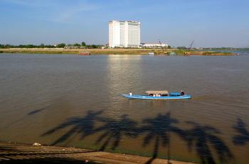 Tonle Sap River, boat and Sokka Hotel