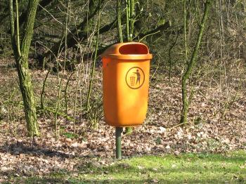 File:Park trashcan.jpg - Wikimedia Commons