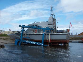 Four-wheel drive travel lift / variable track / amphibious - Slipway ...