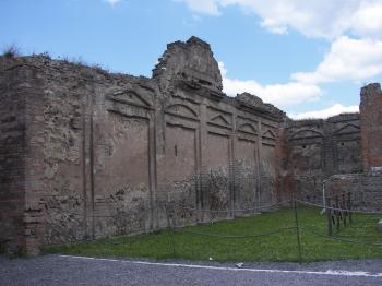 File:Pompeii Temple of Vespasian wall.jpg - Wikimedia Commons